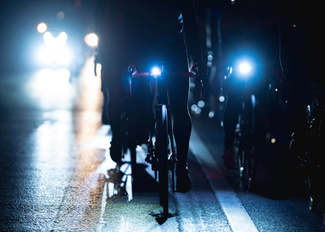Obowiązkowe oświetlenie roweru i akcesoria, które poprawią Twoje bezpieczeństwo.
